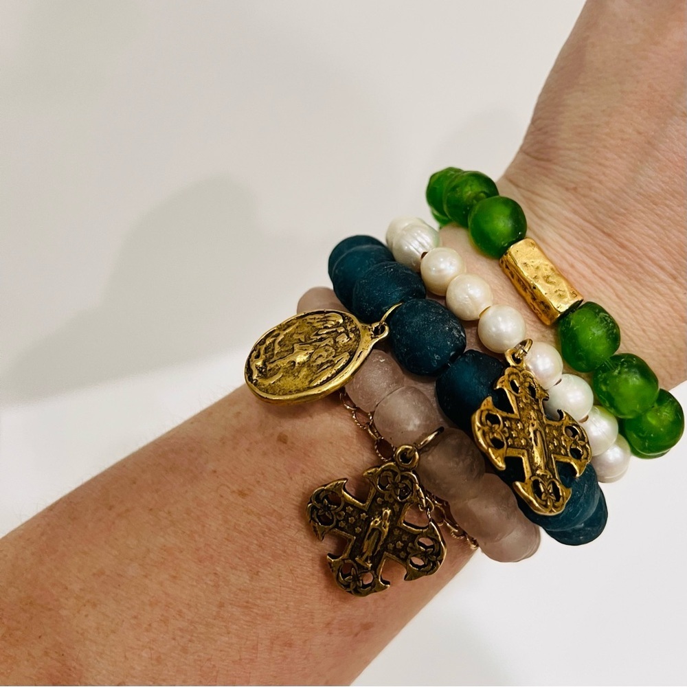 Elegant Black Beaded Bracelet with Gold Charm - Picture 2 of 2